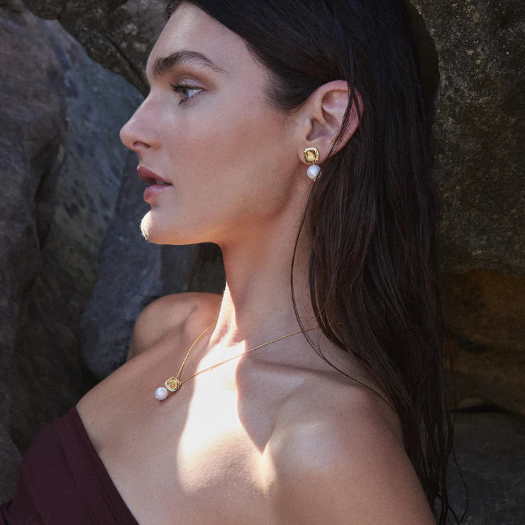 Coral Kiss Pearl Earring